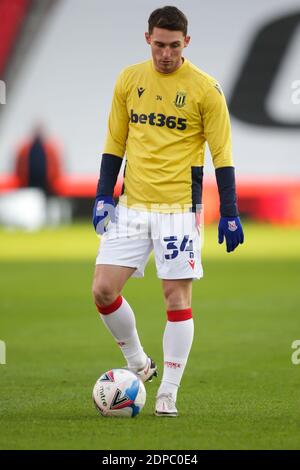 Stoke on Trent, Regno Unito. 19 dicembre 2020. Il centrocampista di Stoke City Jordan Thompson (34) si è scaldato durante la partita del campionato EFL Sky Bet tra Stoke City e Blackburn Rovers allo stadio bet365, Stoke-on-Trent, Inghilterra, il 19 dicembre 2020. Foto di Jurek Biegus. Solo per uso editoriale, è richiesta una licenza per uso commerciale. Nessun utilizzo nelle scommesse, nei giochi o nelle pubblicazioni di un singolo club/campionato/giocatore. Credit: UK Sports Pics Ltd/Alamy Live News Foto Stock