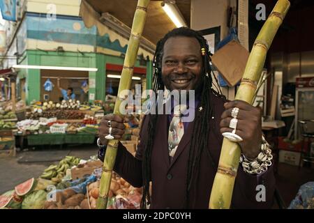 Levi Roots, musicista, chef, imprenditore e multi-milionario. Fotografato nel mercato di Brixton. Foto Stock