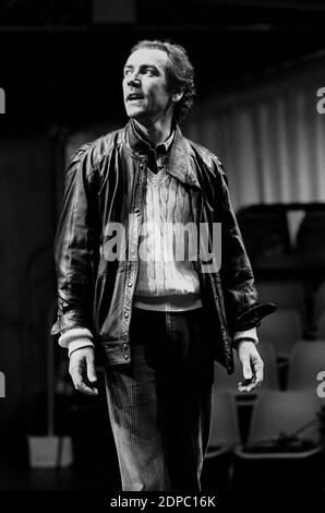 Robert Lindsay (Hamlet) in FRAZIONE di Shakespeare al Barbican Roof Theatre, Barbican Centre, Londra EC2 22/05/1984 a Royal Exchange Theatre, Manchester progettazione di produzione: Johanna Bryant illuminazione: Michael Williams regista: Braham Murray Foto Stock