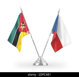 Bandiere da tavolo in ceco e Mozambico isolate sul rendering 3D bianco Foto Stock