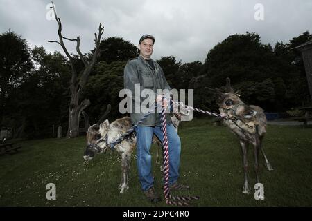 GRAN BRETAGNA / Inghilterra /Dartmoor/Dartmoor Direttore dello zoo Benjamin Mee con due renne. Foto Stock