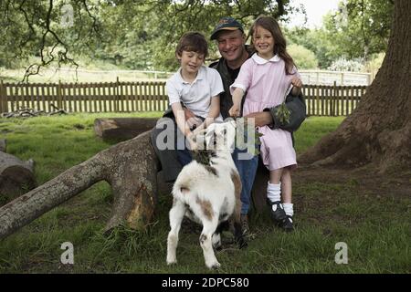 GRAN BRETAGNA / Inghilterra /Dartmoor/Dartmoor Direttore dello zoo Benjamin Mee con i suoi due bambini chiamati Milo ed Ella . Foto Stock