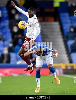 Ainsley Maitland-Niles di Arsenal (a sinistra) e Richarlison di Everton combattono per la palla durante la partita della Premier League al Goodison Park di Liverpool. Foto Stock