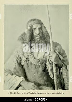 Fotografia d'epoca con la didascalia un santo moresco di maggior parte del carattere un-sainly si leva 6 piedi 5 pollici di altezza. Foto Stock