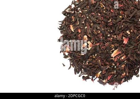 Un primo piano di hibiscus tè alle erbe secchi petali su sfondo bianco Foto Stock