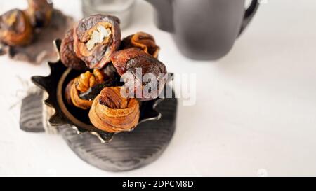 I dolci siriani sono serviti sul tavolo. Una miscela di dolci arabi e datteri di hastac. Rotoli di frutta secca ripieni di noci da vicino. Focu selettivo Foto Stock