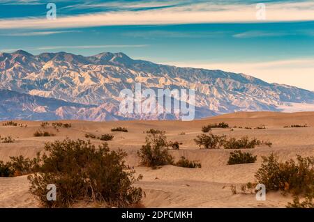 Paesaggistico paesaggio desertico al tramonto, Death Valley National Park, California, USA Foto Stock