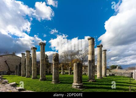 Altilia, Sepino, Molise, Italia: Le colonne della Basilica di Saepinum Foto Stock