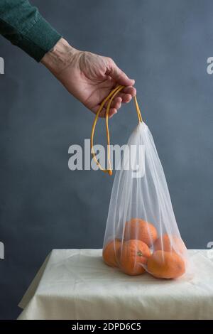 Borsa per la spesa riutilizzabile con cordoncino e mandarino. Foto Stock