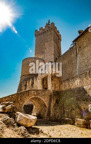 13 settembre 2020 - Capestrano, Abruzzo, Italia - il cortile dell'antico castello medievale, con la torre alta, le mura difensive in mattoni, la chiesa di san Foto Stock