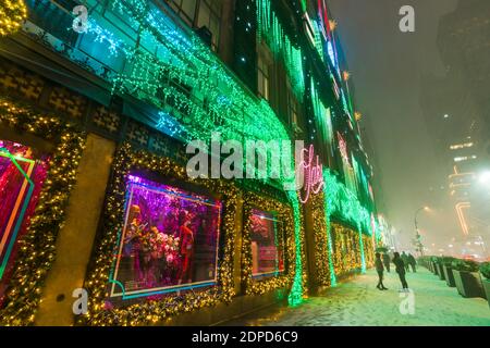 Saks 5th Avenue's Christmas Lights Show durante il primo grande inverno Tempesta di neve a New York Foto Stock