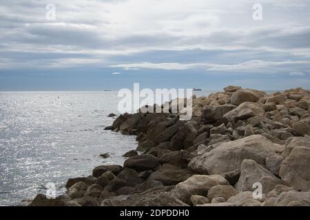 Rocce, mare e cielo blu con nuvole in Spagna Foto Stock