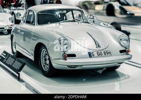 STOCCARDA, Germania 6 marzo 2020: La Porsche 356 B 2000 GS Carrera GT 1960 al Porsche Museum. Foto Stock