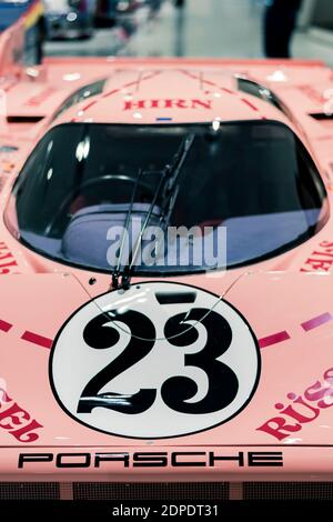 STOCCARDA, Germania 6 marzo 2020: La Porsche 917-20 in livrea "Pink Pig". Il designer Anatole Lapine ha dato all'auto un lavoro di vernice rosa con linee di taglio macellaio Foto Stock