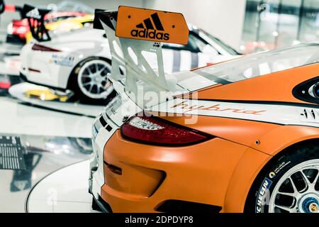 STOCCARDA, Germania 6 marzo 2020: Museo interno e auto vincitrici al Museo Porsche. Foto Stock