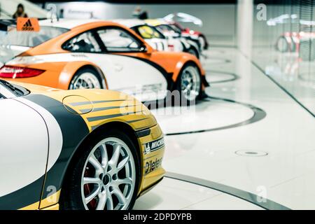 STOCCARDA, Germania 6 marzo 2020: Museo interno e auto vincitrici al Museo Porsche. Foto Stock