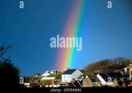 Fortuneswell. 19 dicembre 2020. Regno Unito Meteo. Un glorioso arcobaleno su Fortuneswell, Dorset, dopo una pioggia nel pomeriggio. Credit: stuart fretwell/Alamy Live News Foto Stock