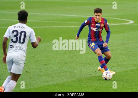 Camp Nou, Barcellona, Catalogna, Spagna. 19 dicembre 2020. La Liga Football, Barcellona contro Valencia; Coutinho di Barca affronta Musah di Valencia Credit: Action Plus Sports/Alamy Live News Foto Stock