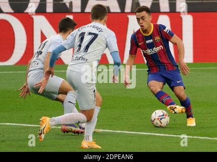 Camp Nou, Barcellona, Catalogna, Spagna. 19 dicembre 2020. La Liga Football, Barcellona contro Valencia; Pedri di Barcellona a piena velocità verso Gaya e Cheryshev di Valencia Credit: Action Plus Sports/Alamy Live News Foto Stock