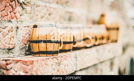 Un fuoco selettivo di barili di legno Foto Stock