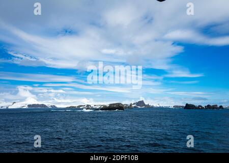 Sulle acque glaciali blu profondo dell'Antartide si può vedere il punto della penisola dopo un viaggio di tre giorni Attraverso il passaggio del Drake Foto Stock