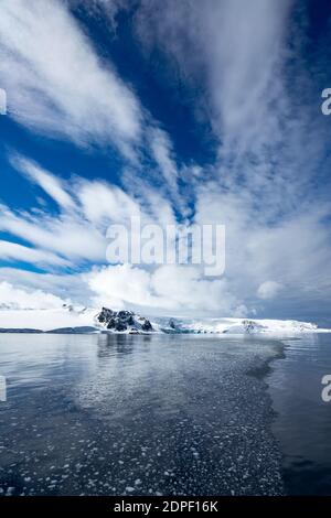 Sulle acque glaciali blu profondo dell'Antartide si può vedere il punto della penisola dopo un viaggio di tre giorni Attraverso il passaggio del Drake Foto Stock