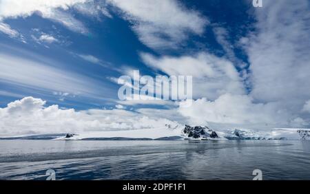 Sulle acque glaciali blu profondo dell'Antartide si può vedere il punto della penisola dopo un viaggio di tre giorni Attraverso il passaggio del Drake Foto Stock