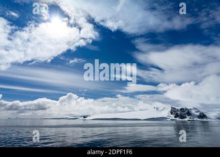 Sulle acque glaciali blu profondo dell'Antartide si può vedere il punto della penisola dopo un viaggio di tre giorni Attraverso il passaggio del Drake Foto Stock