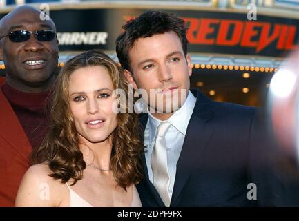 File photo : © Lionel Hahn/ABACA. 42196-4. Los Angeles-CA-USA. 02/09/2003. I membri del cast , Jennifer Garner e ben Affleck partecipano alla prima mondiale di Daredevil del XX secolo al Mann Village Theatre di Westwood. Foto Stock