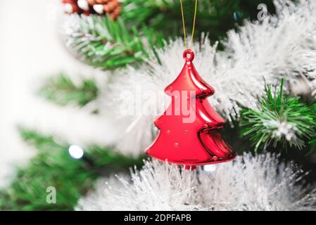 Albero di Natale con decorazione primo piano. Natale bauble su un ramo. Foto Stock