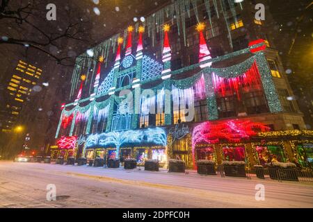 Saks 5th Avenue's Christmas Lights Show durante la tempesta di neve tra COVID-19 NEW YORK Foto Stock