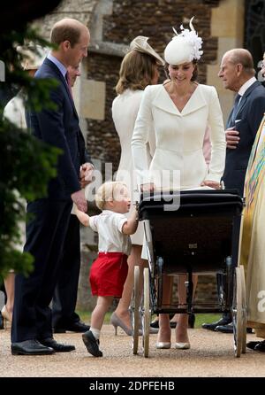 Il Duca e la Duchessa di Cambridge con il Principe Giorgio e la Principessa Charlotte spinsero nel suo battesimo in un pram d'epoca che la Regina usò per due dei suoi figli, mentre lasciavano la Chiesa di Santa Maria Maddalena a Sandringham, Norfolk, Come la principessa Charlotte sarà battezzata di fronte alla regina e la famiglia vicina. ... Principessa Charlotte battesimo ... 05-07-2015 ... Sandringham ... REGNO UNITO ... Il credito fotografico dovrebbe essere: Matt Dunham/PA Wire. Riferimento unico N. 23475763 ... Data immagine: Domenica 5 luglio 2015. Il Duca e Duchessa di Cambridge ha annunciato prima chi i padrini per Charlotte b Foto Stock