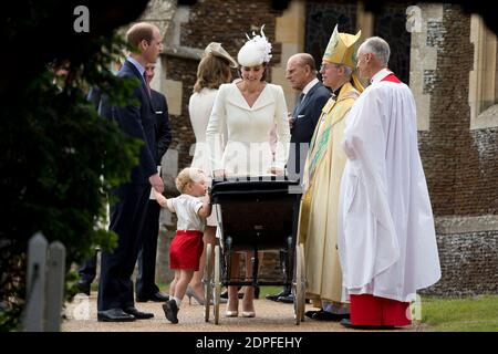 Il Duca e la Duchessa di Cambridge con il Principe George e la Principessa Charlotte spinsero nel suo battesimo in un pram d'epoca che la Regina usò per due dei suoi figli, con l'Arcivescovo di Canterbury Justin Welby (seconda destra) mentre lasciano la Chiesa di Santa Maria Maddalena a Sandringham, Norfolk, Regno Unito il 5 luglio 2015, come la principessa Charlotte sarà battezzata di fronte alla Regina e la famiglia stretta. Foto di Matt Dunham/PA Wire/ABACAPRESS.COM Foto Stock