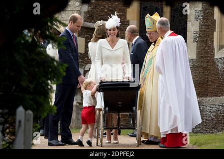 Il Duca e la Duchessa di Cambridge con il Principe George e la Principessa Charlotte spinsero nel suo battesimo in un pram d'epoca che la Regina usò per due dei suoi figli, con l'Arcivescovo di Canterbury Justin Welby (seconda destra) mentre lasciano la Chiesa di Santa Maria Maddalena a Sandringham, Norfolk, Regno Unito il 5 luglio 2015, come la principessa Charlotte sarà battezzata di fronte alla Regina e la famiglia stretta. Foto di Matt Dunham/PA Wire/ABACAPRESS.COM Foto Stock