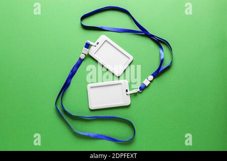 Badge vuoti su sfondo a colori Foto Stock