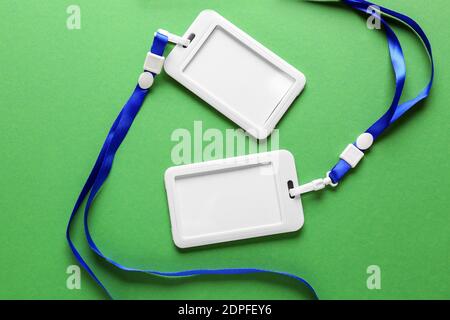 Badge vuoti su sfondo a colori Foto Stock