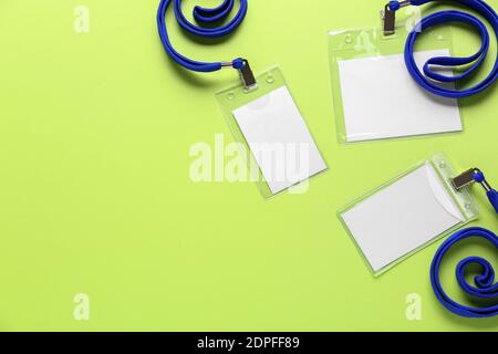 Badge vuoti su sfondo a colori Foto Stock