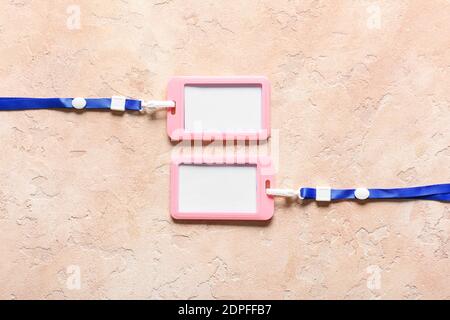 Badge vuoti su sfondo a colori Foto Stock