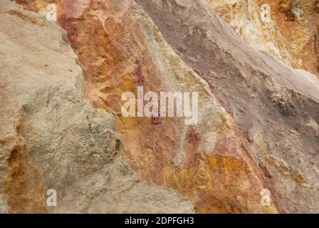 Le sabbie multicolore nelle scogliere, Alum Bay, Isola di Wight Foto Stock