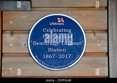 Pannello all'esterno della stazione dei battelli di salvataggio, Bembridge, Isle of Wight, Inghilterra, che celebra 150 anni di una scialuppa di salvataggio sul sito Foto Stock