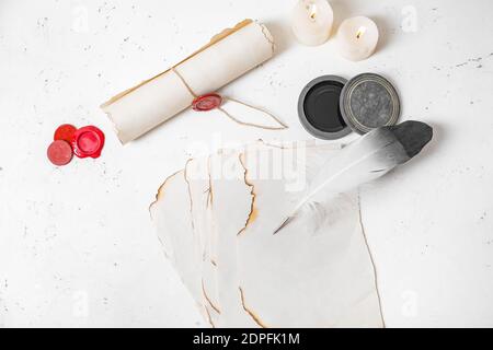 Penna piuma e fogli di carta sul tavolo Foto Stock