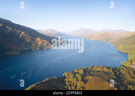 Consapevolezza sfondo calmo di vista aerea da sopra Loch Etive All'alba in Scozia Foto Stock