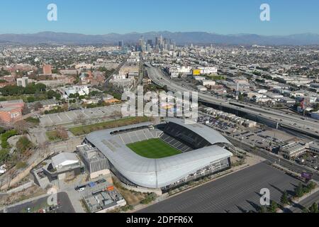 Una vista generale del Banc of California Stadium e dello skyline del centro, sabato 19 dicembre 2020, a Los Angeles. Lo stadio è la sede della squadra di calcio MLS Foto Stock