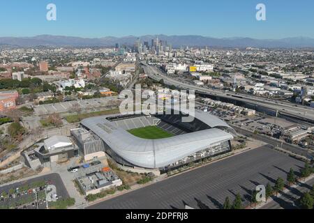Una vista generale del Banc of California Stadium e dello skyline del centro, sabato 19 dicembre 2020, a Los Angeles. Lo stadio è la sede della squadra di calcio MLS Foto Stock