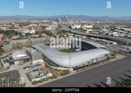 Una vista generale del Banc of California Stadium e dello skyline del centro, sabato 19 dicembre 2020, a Los Angeles. Lo stadio è la sede della squadra di calcio MLS Foto Stock