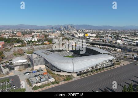Una vista generale del Banc of California Stadium e dello skyline del centro, sabato 19 dicembre 2020, a Los Angeles. Lo stadio è la sede della squadra di calcio MLS Foto Stock
