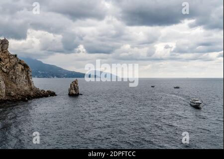 Skala Parus, Yalta. Veduta di Bolshaya Yalta dal nido di Swallow del castello, Crimea. Foto Stock