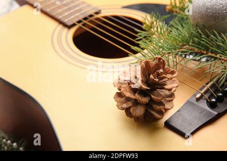 Chitarra con decorazioni natalizie, primo piano Foto Stock