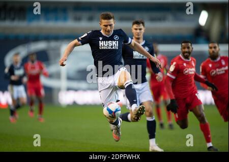 Londra, Regno Unito. 19 dicembre 2020. Shaun Hutchinson of Millwall durante la partita del campionato Sky Bet al Den, Londra (Foto di Alan Stanford/Focus Images /Sipa USA) 19/12/2020 Credit: Sipa USA/Alamy Live News Foto Stock