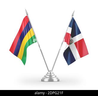 Bandiere da tavolo della Repubblica Dominicana e Mauritius isolate su 3D bianco rendering Foto Stock